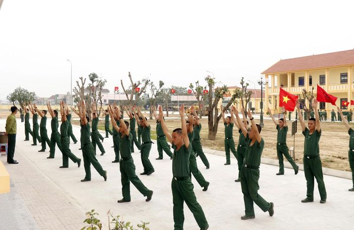  Các tân binh tập thể dục buổi sáng, luyện 16 động tác võ, 8 thế tấn để rèn luyện thể lực, sức khỏe. Hoạt động mang tính nề nếp này giúp các chiến sĩ mới kịp thời thay đổi thói quen, bắt nhịp với cuộc sống mới, xây dựng những thói quen căn bản của một quân nhân. Ảnh: Trọng Kiên 
