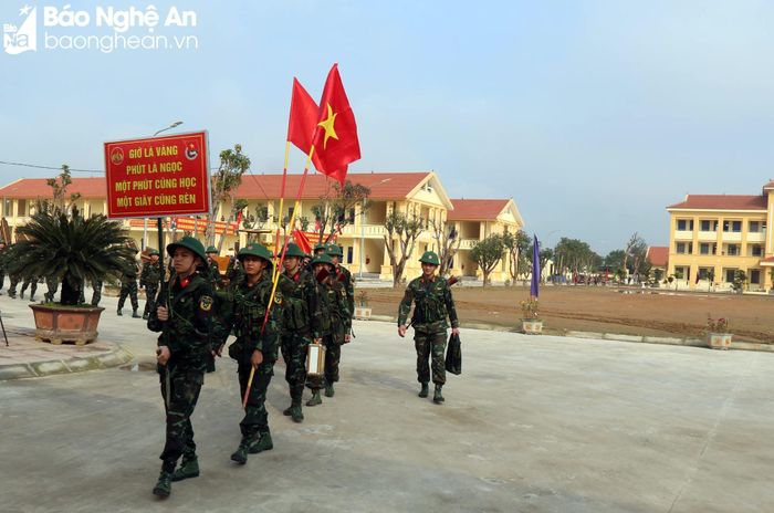  Các chiến sĩ mới hành quân ra thao trường. Ảnh: Thành Chung 