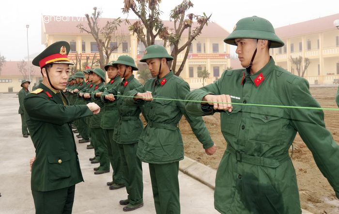  Hỗ trợ tân binh, cán bộ Trung đoàn 764 luôn tận tình chỉ bảo, hướng dẫn để các chiến sĩ trẻ sớm quen dần với môi trường quân đội và thành thạo các động tác. Ảnh: Trọng Kiên 