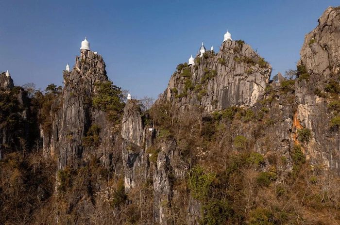 Wat Phra Phutthabat Sutthawat được ví là ngôi chùa trên không.