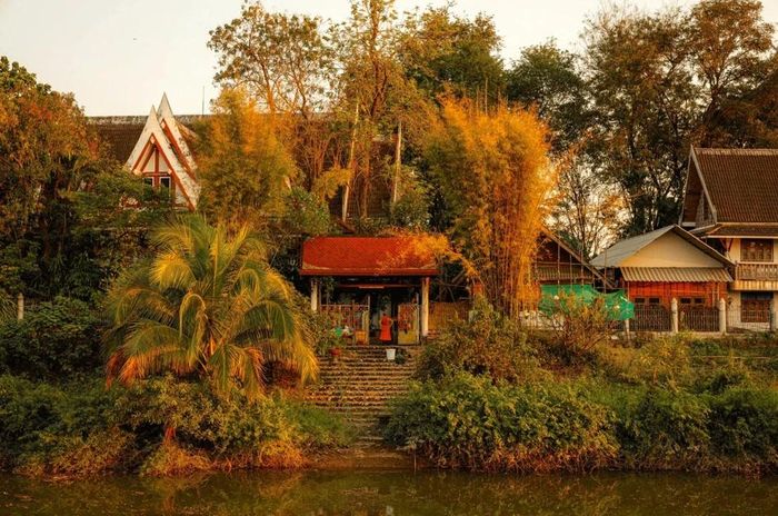 Dọc sông Wang là những căn nhà gỗ được xây theo phong cách Trung Quốc và tòa nhà bánh gừng kiểu Âu.