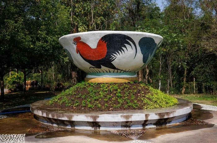 Những chiếc bát hình con gà trống là nét đặc trưng ở thành phố Lampang.