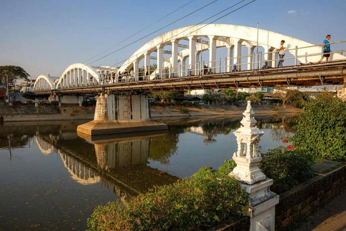 Cầu Ratsada Phisek bắc qua sông Wang.