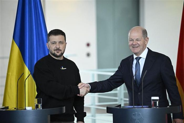 Thủ tướng Đức Olaf Scholz (phải) và Tổng thống Ukraine Volodymyr Zelensky tại cuộc họp báo chung sau hội đàm ở Berlin ngày 14/5/2023. Ảnh: AFP/TTXVN