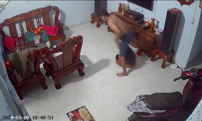 Hình ảnh được camera ghi lại lúc 18h40 ngày 8/3, ông Thắng đánh đập cháu L.T.A.