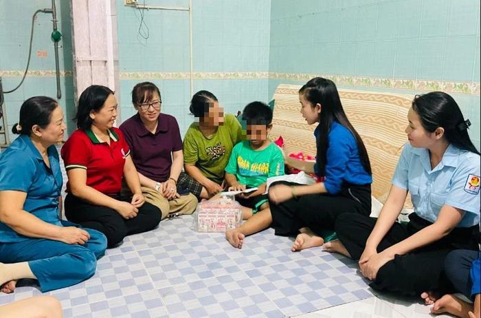 Các ban nghành đoàn thể đến thăm hỏi và động viên em L.T.A.