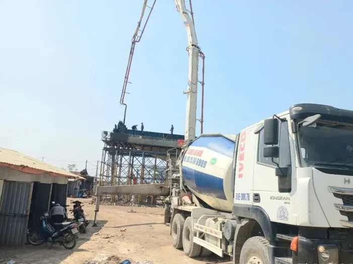Thi công đổ bê tông xà mũ trụ cầu Tân Bửu đầu tiên.