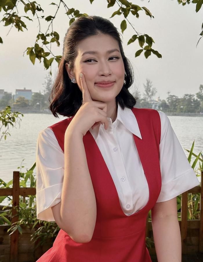 Hoa hậu Thiên Ân diện váy áo đơn giản, theo phong cách trẻ trung, thanh lịch.