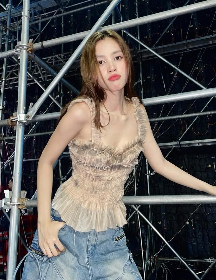 Nhan sắc xinh đẹp, body chuẩn chỉnh giúp Tiểu Vy cân đẹp outfit lạc quẻ.