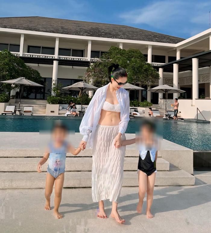 Vòng eo của Ngọc Trinh có tăng số đo hơn quá khứ nhưng điều này không quá đáng kể so với tỉ lệ cơ thể của người đẹp. 