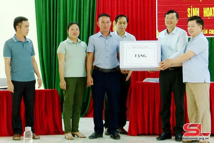 Đồng chí Chánh Thanh tra tỉnh tặng quà Chi bộ bản Bùa Chung 1, xã Tường Phù.