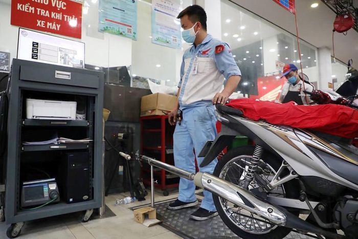 Không nhiều người dân có thói quen kiểm định khí thải cho xe máy định kì