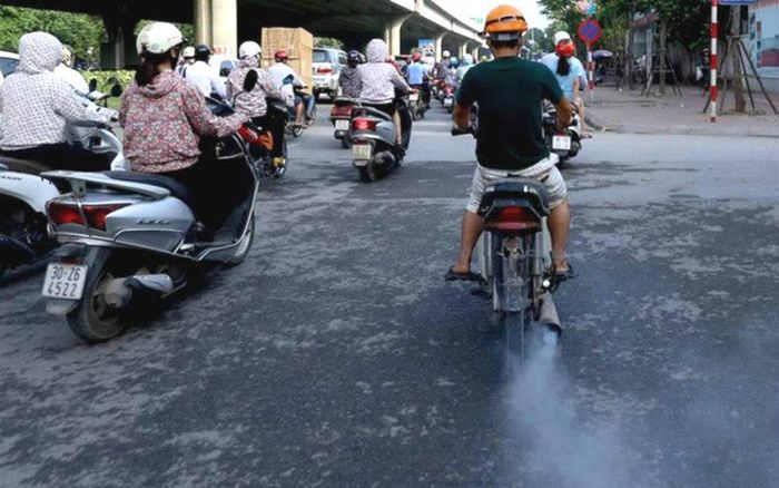 Nhiều phương tiện giao thông cũ nát nhưng vẫn được sử dụng, trở thành một nguồn khí thải lớn gây ảnh hưởng tới chất lượng không khí. Ảnh: Bộ Tài nguyên và Môi trường