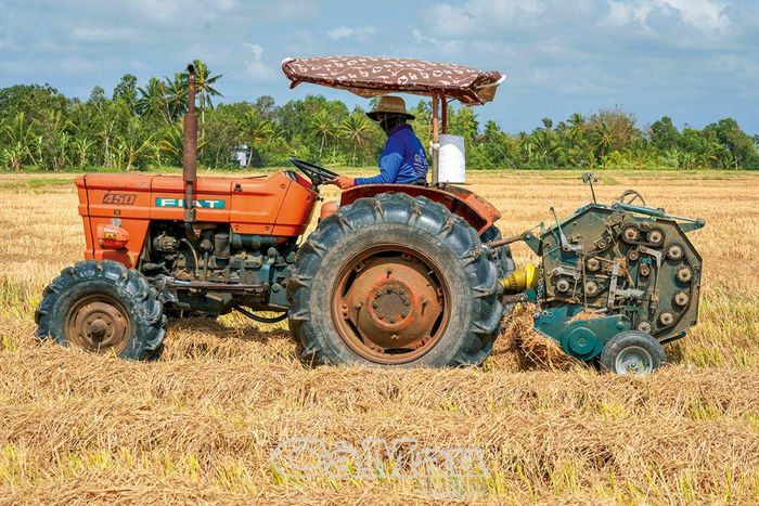 Nông dân Dư Hoàng Nhựt dùng những chiếc máy cày gắn máy để cuộn rơm, mỗi đợt anh thu về vài chục triệu đồng.