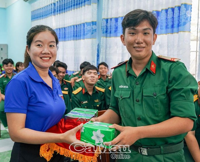 Ban tổ chức trao quà cho thí sinh tham gia tìm hiểu lịch sử Chiến thắng Điện Biên Phủ.