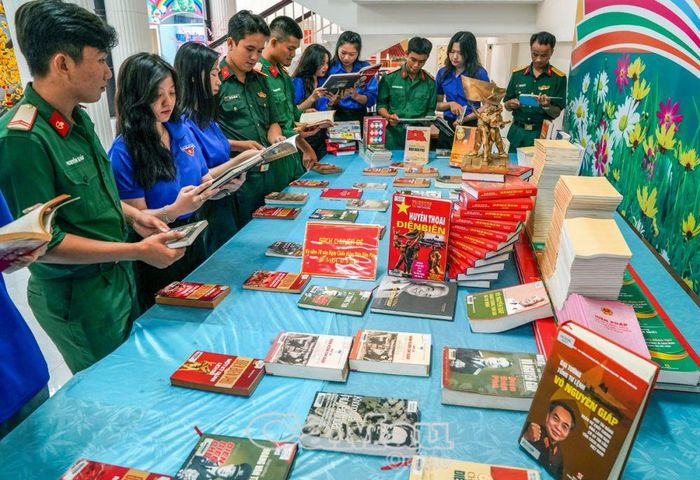 Đại biểu tham quan và tìm hiểu tư liệu về Chiến thắng Điện Biên Phủ.