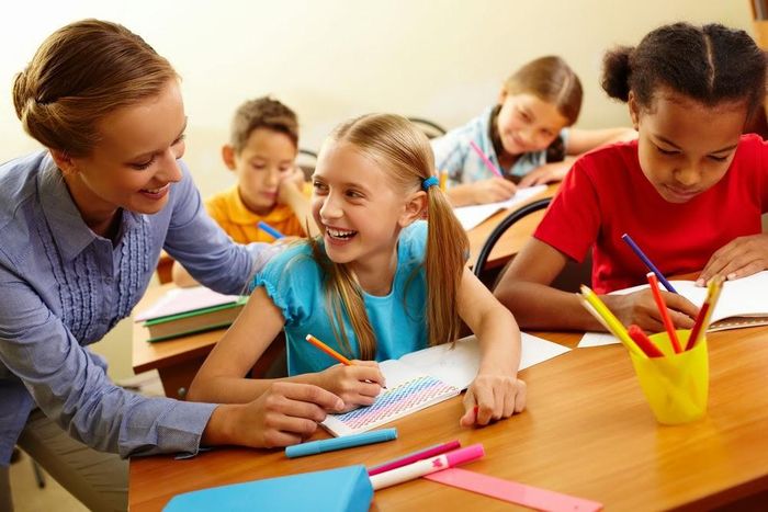 Cán bộ, nhân viên nhà trường, đội ngũ y tá, người hoạt động xã hội, chuyên viên tâm lý, thầy cô giáo đứng lớp và kể cả hiệu trưởng luôn sẵn sàng hỗ trợ mọi vấn đề của các em học sinh