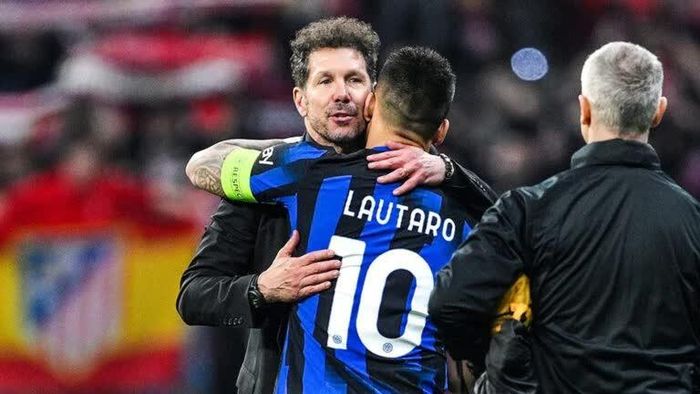 Ở lượt sút quyết định, Lautaro Martinez đá bóng thẳng lên khán đài, qua đó chính thức tiễn Inter rời Champions League. HLV Simeone tiến lại an ủi cầu thủ người đồng hương sau trận.