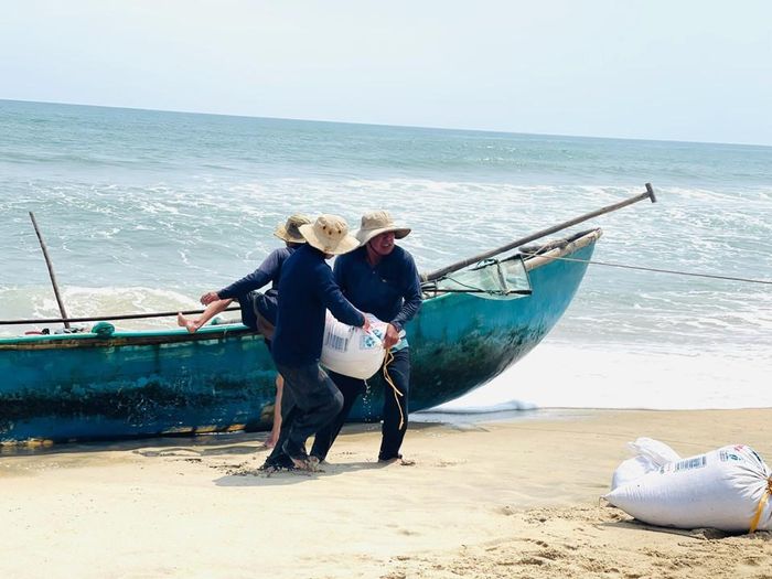 Sau 5- 6 giờ ra biển, những chiếc ghe trở về bờ để bán ốc. Ảnh: Hà Phương