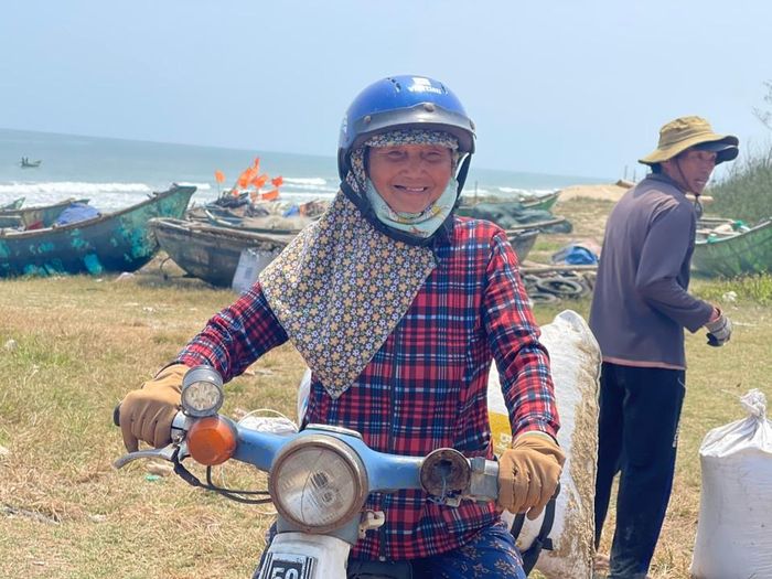 Thương lái chở ốc đi tiêu thụ.