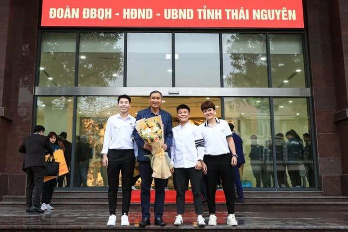 HLV Mai Đức Chung đến dự buổi lễ ký kết hợp đồng của các học trò (Ảnh: CLB Hà Nội)