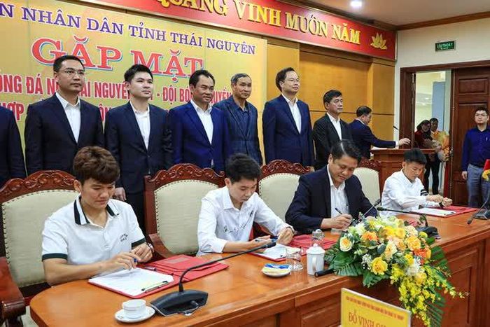 Trần Thị Thu, Kim Thanh và Bích Thùy ký hợp đồng 2 năm với CLB nữ Thái Nguyên (Ảnh: CLB Hà Nội)