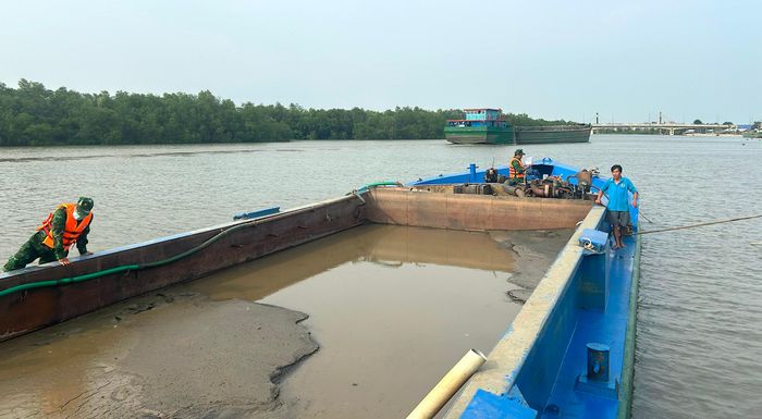  Bộ đội Biên phòng TPHCM kiểm tra số lượng cát trên phương tiện LA 6668 