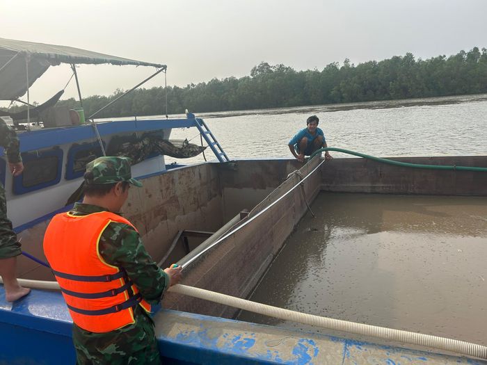  Bộ đội Biên phòng TPHCM kiểm tra số lượng cát trên phương tiện LA 07576 