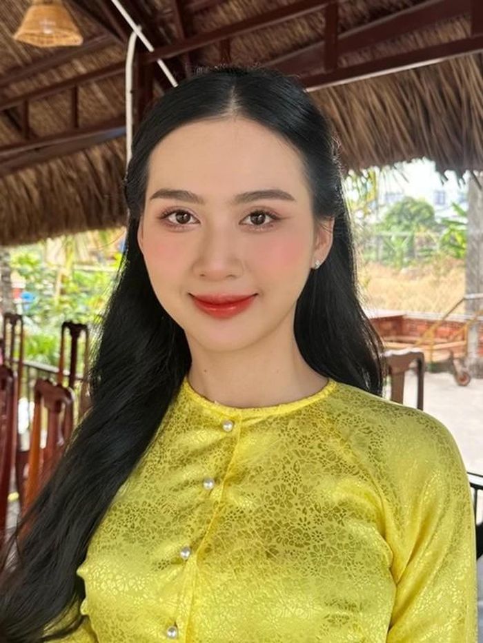 Với lợi thế ngoại hình, Kim Ngân hiện làm người mẫu.