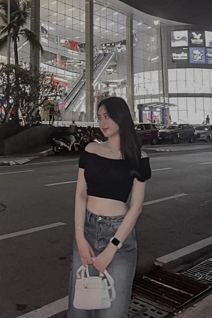 Cô yêu thích trang phục hở eo, vai.