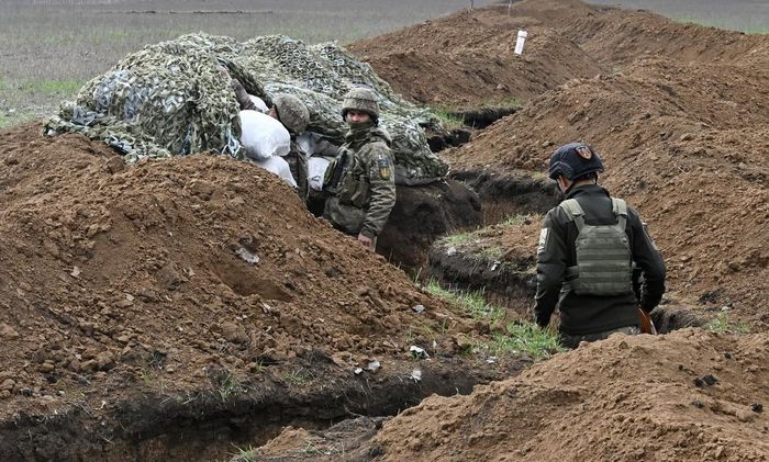 Tờ "Wall Street Journal" của Mỹ nhận định, tại khu vực Donbass, Ukraine không còn hệ thống phòng thủ nào như ở Avdiivka hay Bakhmut. Vì vậy, lựa chọn duy nhất của Quân đội Ukraine là rút lui một cách chiến lược, để tránh bị quân Nga “tiêu diệt”. 