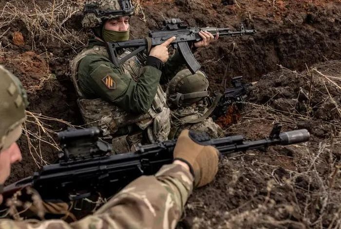 Truyền thông Nga đưa tin, Quân đội Ukraine đã mắc sai lầm lớn, vì sai lầm này mà họ hiện đang phải chật vật bảo vệ các vị trí ở một số khu vực, nhiều binh sĩ đã rơi vào vòng vây dày đặc của Quân đội Nga.