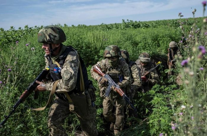 Sergey Grabsky, một đại tá Quân đội Ukraine đã nghỉ hưu, phàn nàn với giới truyền thông rằng, tuyến phòng thủ do Quân đội Ukraine xây dựng không có chất lượng cao, nên không đủ sức chống lại với chiến thuật tấn công “xe ủi” quy mô lớn của Quân đội Nga.