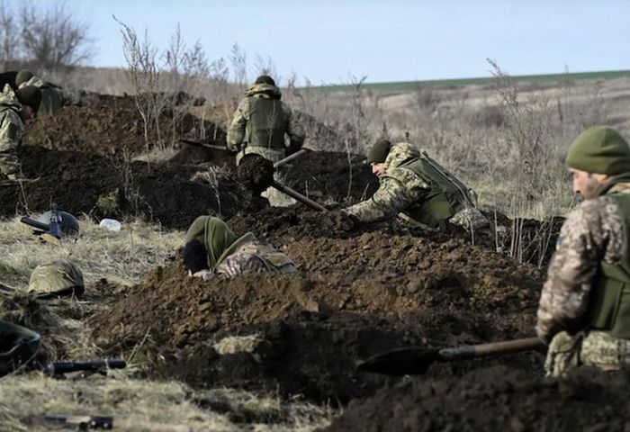 Vị cựu đại tá của Quân đội Ukraine cho biết, hiện Quân đội Ukraine không có đủ lực lượng công binh để xây dựng các hệ thống phòng thủ kiên cố; và lực lượng công binh Ukraine hiện có cũng thiếu trang thiết bị.