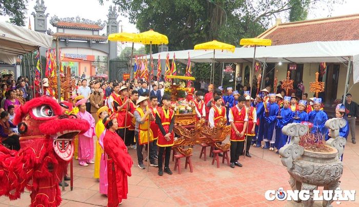 Lễ hội “Rước Vua Hùng về làng vui Xuân” tại Đình Cả, xã Tiên Kiên, huyện Lâm Thao, Phú Thọ. Ảnh: Đình Trung