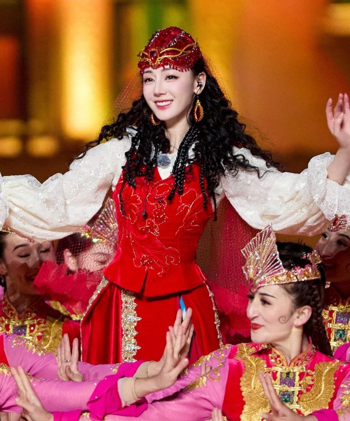 Địch Lệ Nhiệt Ba ngã rạn xương sau sự cố trượt chân ở gala Xuân Vãn. Ảnh: Weibo.