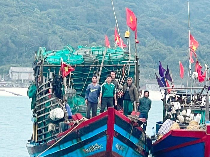Các thuyền viên được đưa vào bờ an toàn.