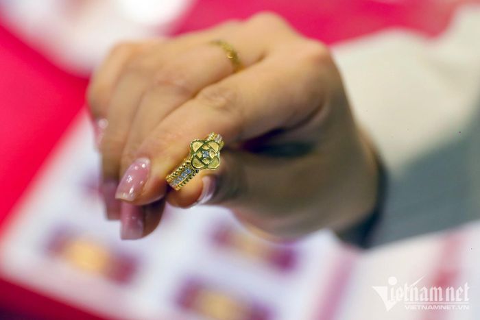 Giá vàng nhẫn bật tăng. Ảnh: Chí Hiếu