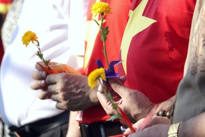Những cánh hạc giấy và hoa, tưởng nhớ các anh hùng liệt sĩ đã ngã xuống. Ảnh: Thái An