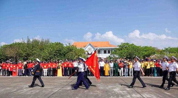 Thiêng liêng lễ chào cờ trên đảo Trường Sa. Ảnh: Thái An