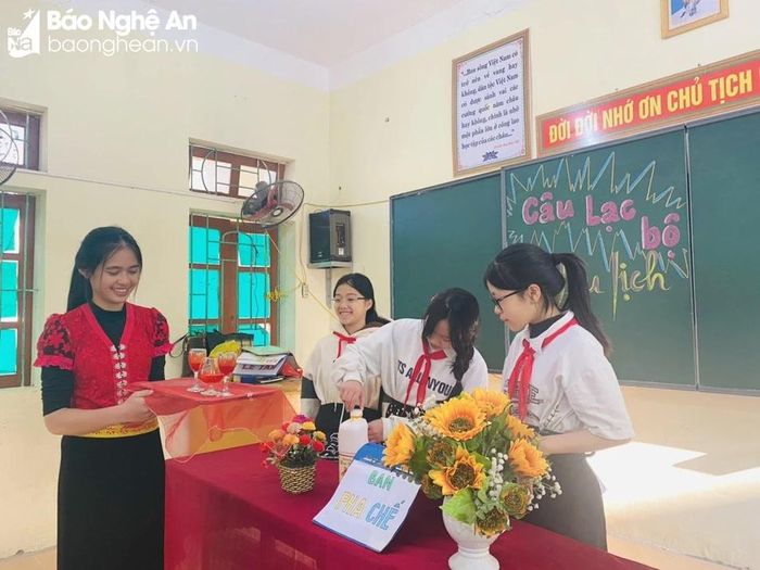  Các em học sinh Trường Trung học cơ sở thị trấn Mường Xén tham gia sinh hoạt ngoại khóa ở Câu lạc bộ Du lịch của trường. Ảnh: Trường THCS thị trấn Mường Xén 