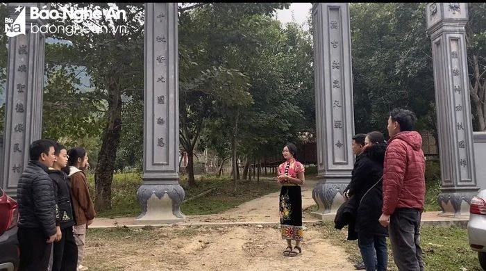  Hướng dẫn viên nhí Vi Thị My Du giới thiệu điểm đến đền Pu Nhạ Thầu. Ảnh: Trường THCS thị trấn Mường Xén 