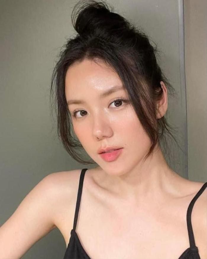 Phương Ly để lộ mặt mộc không tì vết dù đã ngót nghét độ tuổi 33.