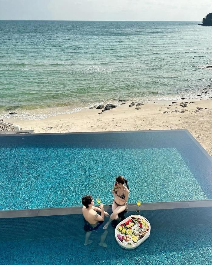 Puka và Gin Tuấn Kiệt thong thả tận hưởng bầu trời ngập tràn ánh nắng, ngâm mình trong bể bơi đẹp mắt. Ảnh: Instagram puka_nguyen