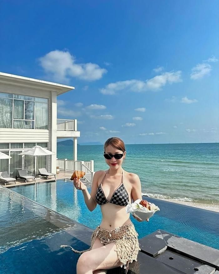 Khi mặc bikini hai mảnh, Puka còn sử dụng thêm váy lưới để tránh xảy ra sự cố ngoài ý muốn. Nữ diễn viên hào hứng "thả thính" chồng: "Ngắm mây xanh, ôm biển rộng, nắng vừa đủ, gió vừa phải, em vừa tim anh". Ảnh: Instagram puka_nguyen
