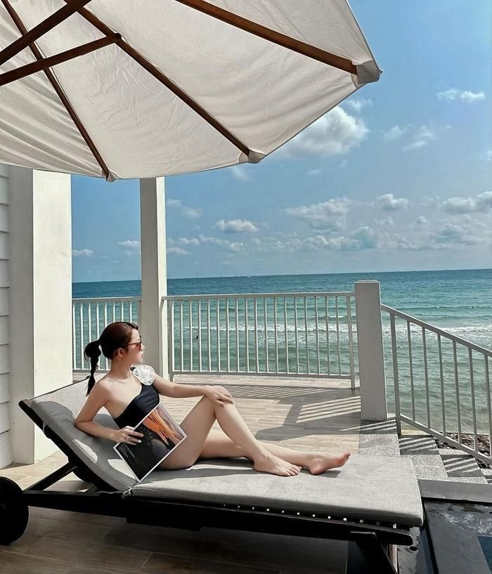 Puka khéo léo sử dụng thêm đạo cụ để tạo dáng "sống ảo" khi chụp hình với bikini. Cô nàng vui vẻ nói thêm: Chút gió, chút nắng, chút Thơ cùng biển nơi đây". Ảnh: puka_nguyen