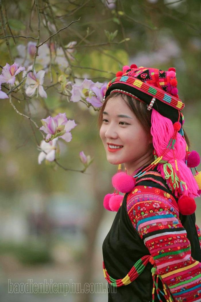 Thiếu nữ dân tộc Hà Nhì lưu lại khoảnh khắc đẹp với hoa ban.