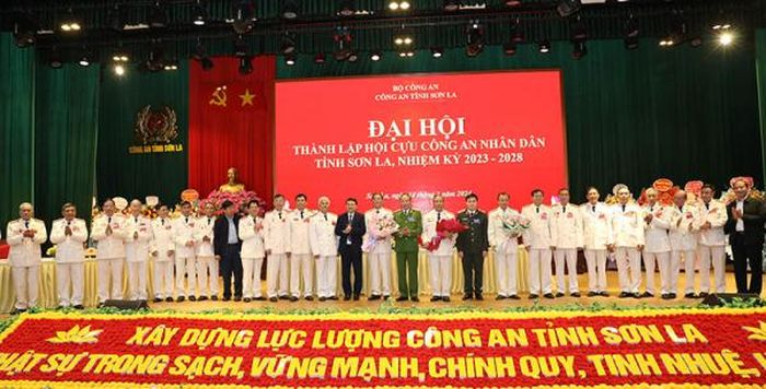 Các đại biểu chúc mừng BCH Hội cựu CAND tỉnh Sơn La nhiệm kỳ 2023 – 2028.