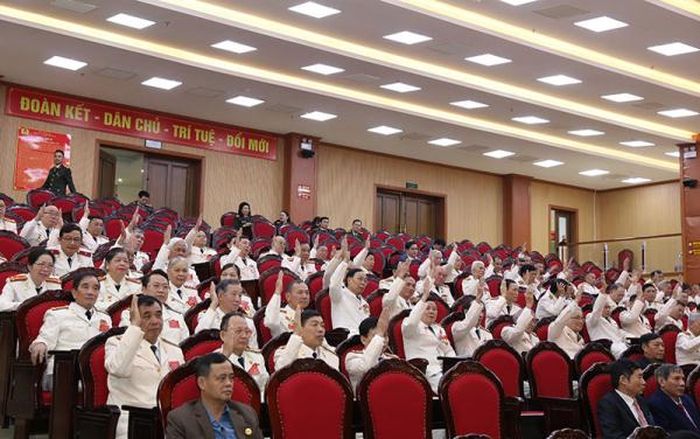 Các đại biểu tiến hành biểu quyết.