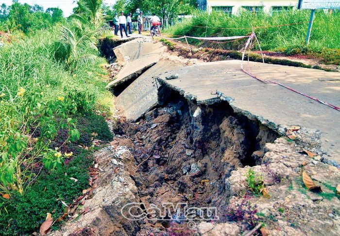 Nhiều tuyến lộ đạt tiêu chí nông thôn mới đã bị phá hủy hoàn toàn mặt lộ, thiệt hại rất lớn về tài sản Nhà nước và ảnh hưởng nghiêm trọng đến mọi sinh hoạt, sản xuất của người dân. (Ảnh chụp tại bờ Ðông, Tuyến 88, Ấp 3).